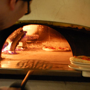 店長　土屋　ピッツァを焼いています。