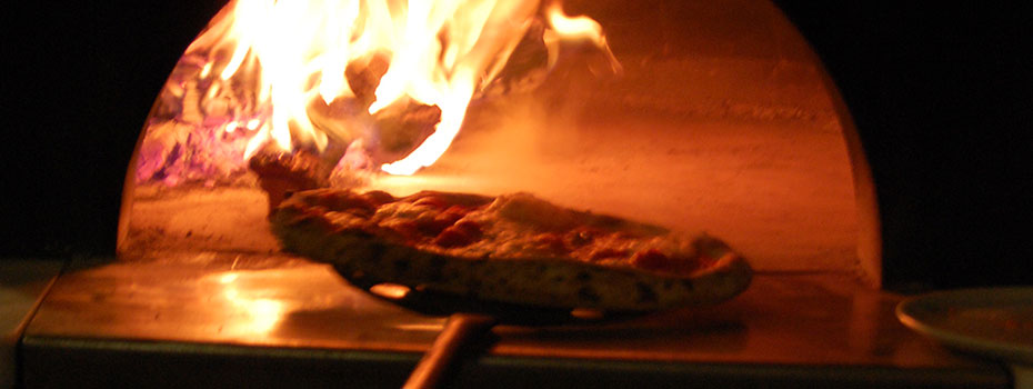 ナポリからやってきた薪窯でピッツァはもちろん、旬のお野菜、魚介、お肉を調理いたします