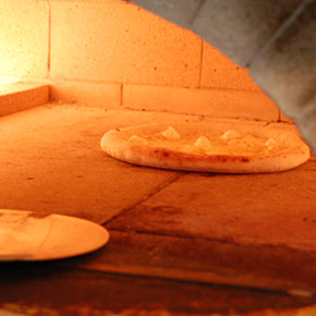 ピッツァは窯に入れると９０秒で焼き上がります